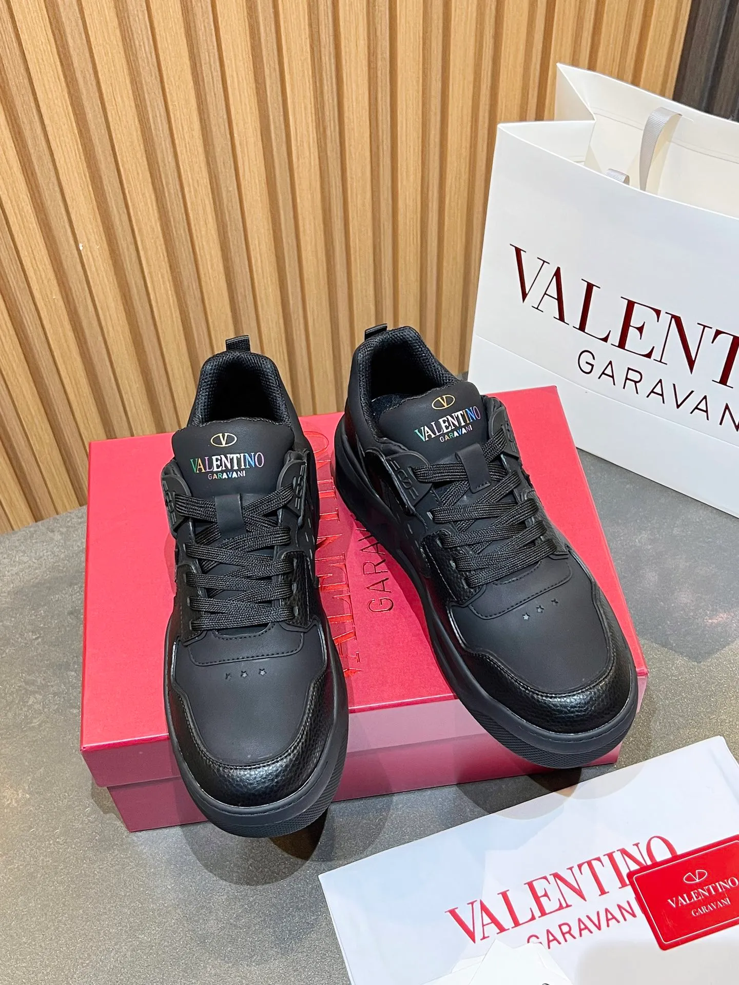👟👟Ex-factory price 660👟👟 𝑽𝒂𝒍𝒆𝒏𝒕𝒊𝒏𝒐Valentino 𝑶𝒏𝒆𝑺𝒕𝒖𝒅 Couple casual sports shoes series Valentino 2024 new couple sports shoes are on sale. The original ZP was purchased and dismantled. Repeated pattern making and modification. I tried my best to restore it one to one! Top luxury masterpiece Signature five-pointed star design Soft and comfortable genuine leather with contrasting colors brings excellent and elegant texture and excellent on-foot comfort Top purchasing version upper: imported calfskin surface/original oil edge craftsmanship Outsole: original development 𝐓𝐏𝐔 two-color combination outsole Packaging: original configuration complete package Code number: 34-𝟒𝟓